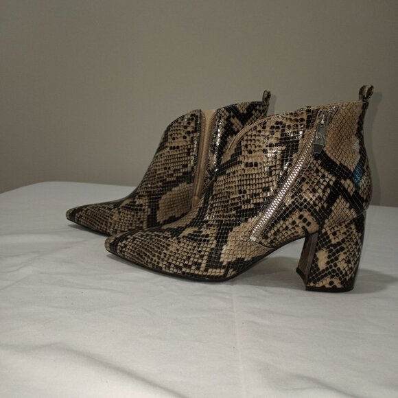 MARC FISHER SNAKE-SKIN WOMEN BLOCK HEEL POINTED TOE ANKLE BOOT WITH ZIP SIZE 9 - Picture 4 of 8